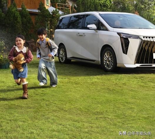 春风一吹，就想把方向盘交给远方。
打开车窗，让温柔的风裹着草木清香涌进来，耳边是