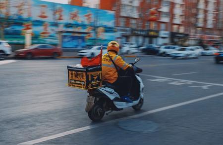 33岁外卖小哥脑梗倒地6天才被发现！人醒了，半边身子却废了。这新闻看得我心头一紧