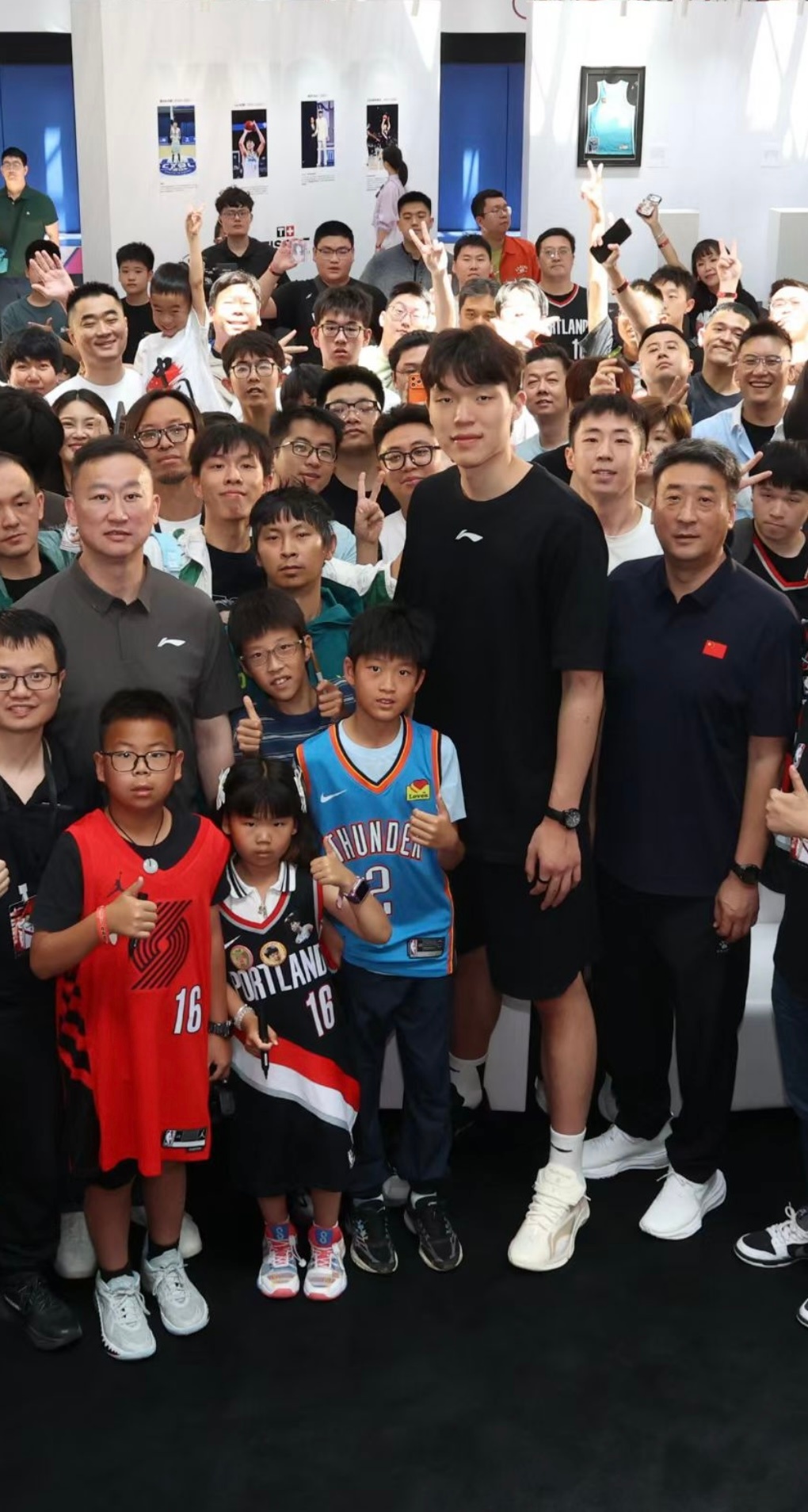 杨瀚森北京见面会杨瀚森粉丝见面会，老家淄博的启蒙教练和在CBA青岛时候的职业队教
