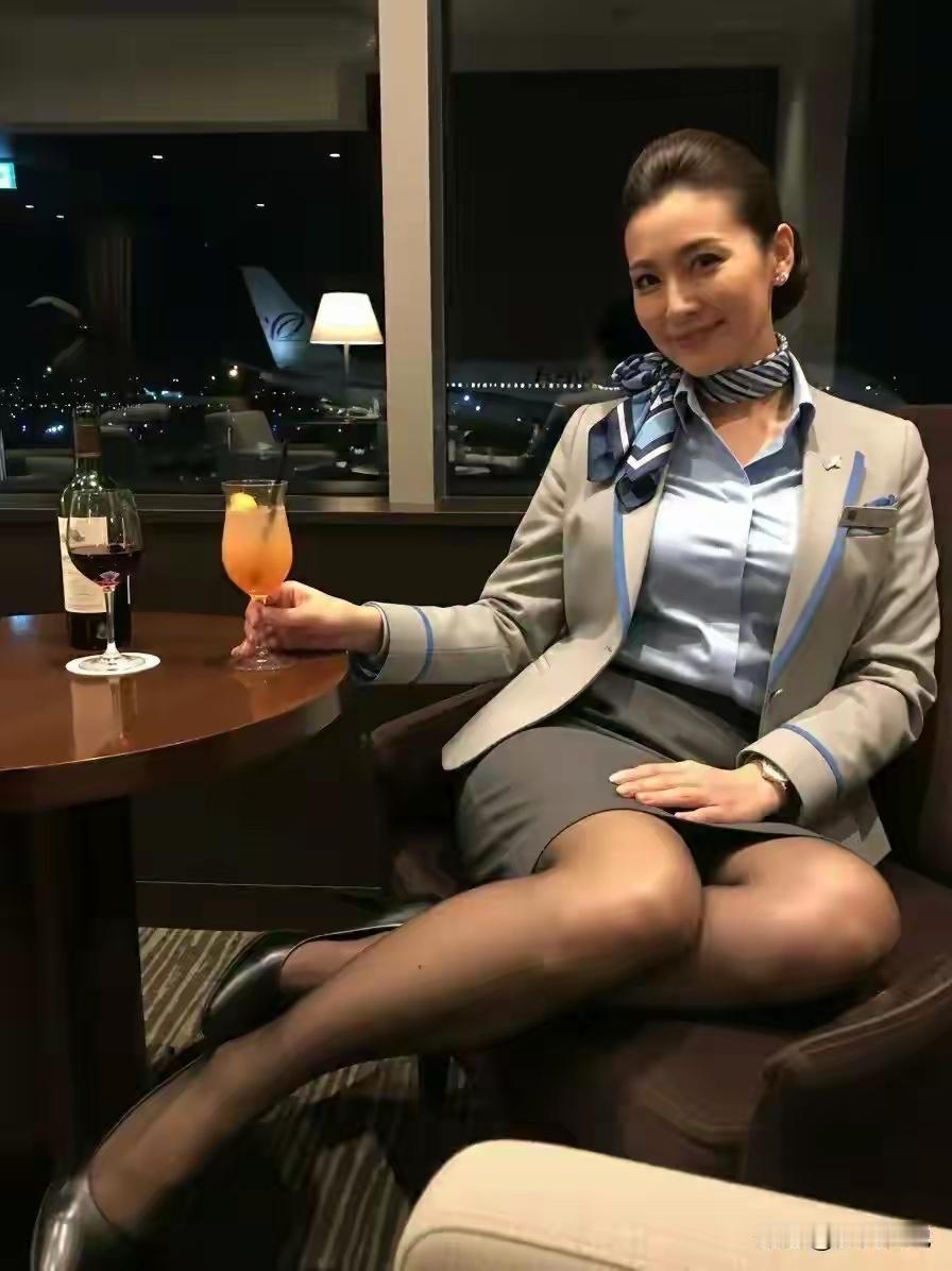 空姐的优雅时光，红酒与鸡尾酒的完美搭配🍷🍸