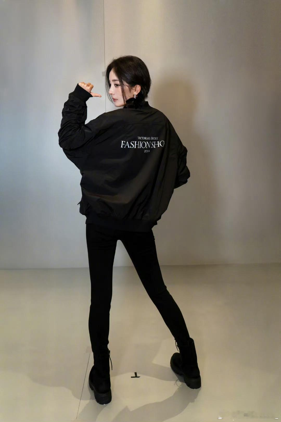 #杨幂[超话]# 震惊震惊！某杨姓女子在2024年十月十九日发布美图一组，钦此。