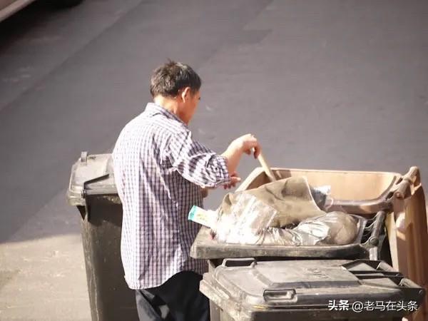 我住的那个小区，有十几栋楼房，每栋楼门前都有几个拉圾箱。
小区大门口还有一字排开