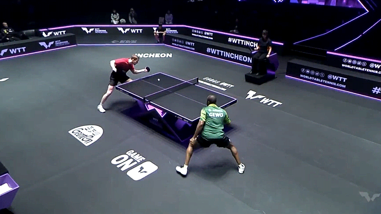 乒乓球也有“头球”！
 WTT仁川冠军赛，男单首轮：阿鲁纳对阵杜达。杜达回球直飞