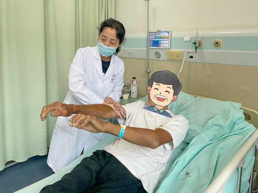 小区里老赵头前几天买菜，突然愣在那儿，手里攥着找零忘了放口袋，别人喊他也没反应，