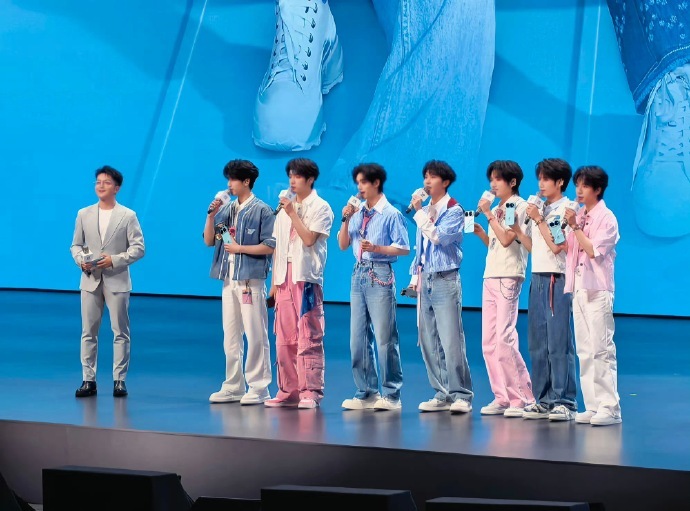 时代少年团时代少年团全员时尚单品我将全款拿下时团同款 是谁六一还在努力工作？是时