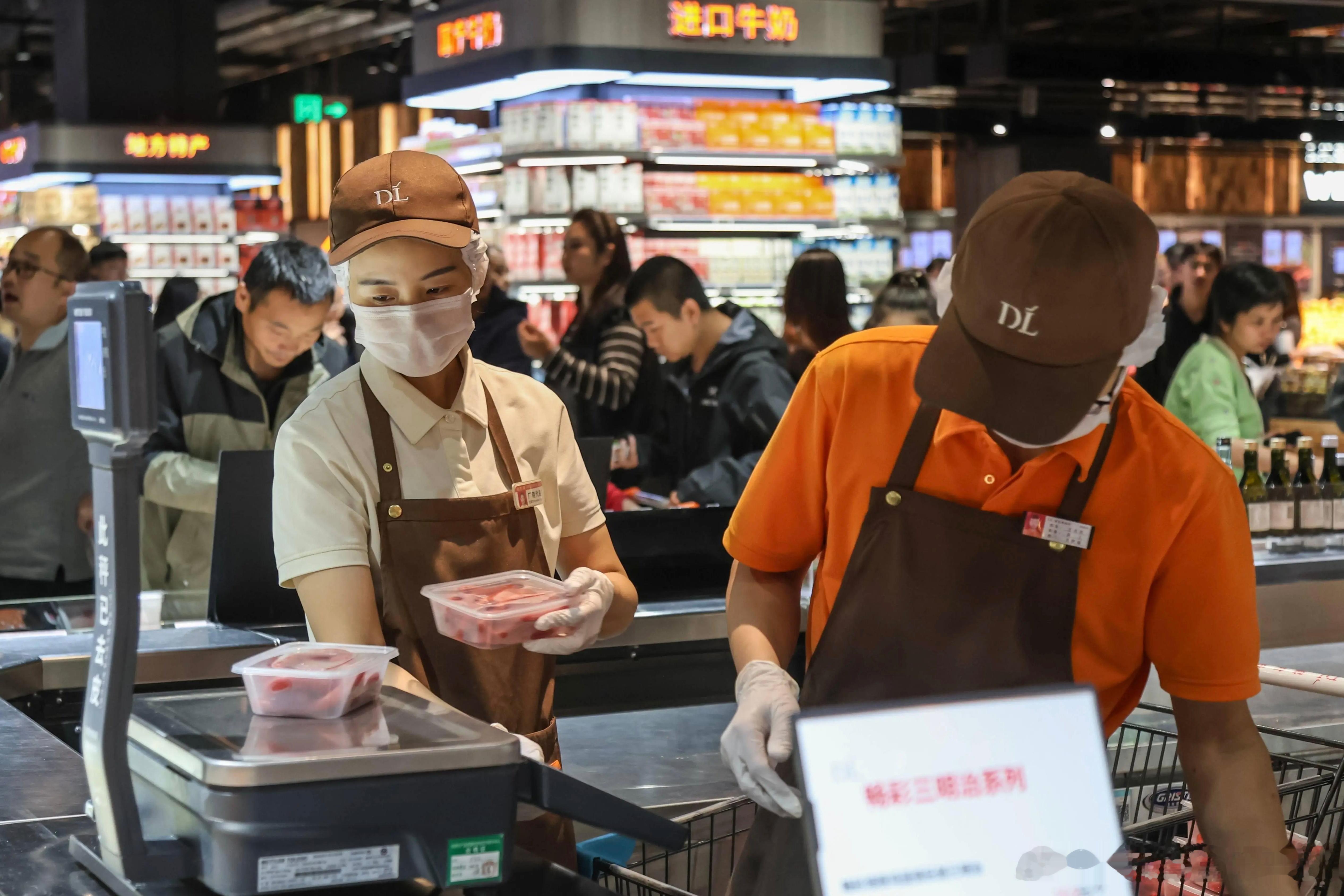 眼见着胖东来又被推上了风口浪尖，忍不住站出来说两句公道话。大家都知道胖东来这些年