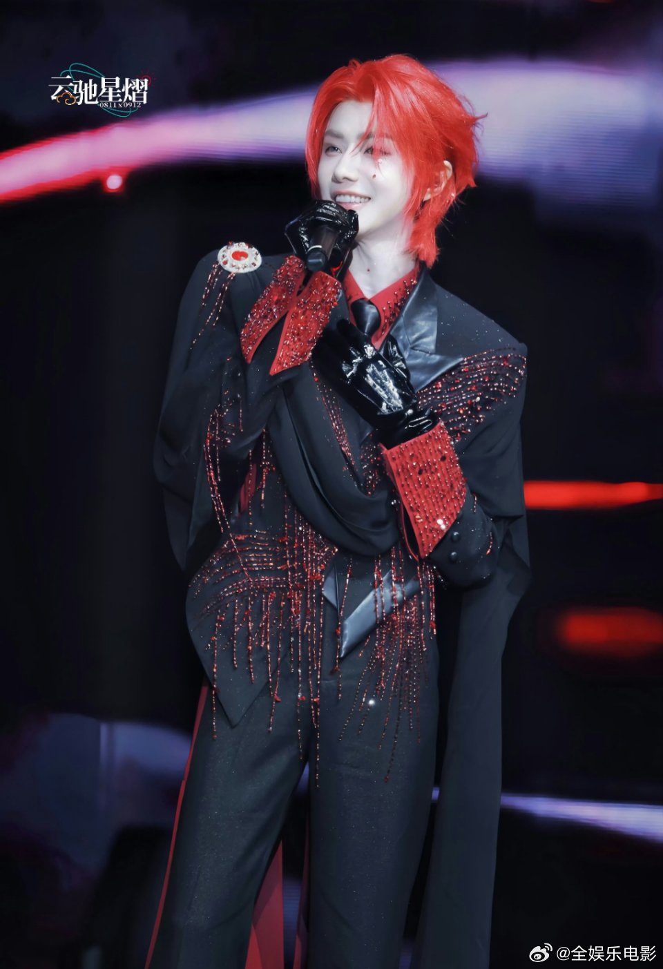 郝熠然易燃易爆炸 云旗郝熠然云熠星河澳门演唱会，郝熠然红发露背装唱《易燃易爆炸》