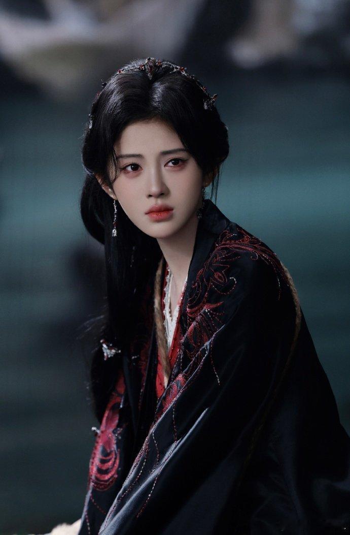 鞠婧祎差点没找到鞠婧祎 不仔细看都没发现鞠婧祎，缩在道具旁的模样软乎乎的，瞬间被