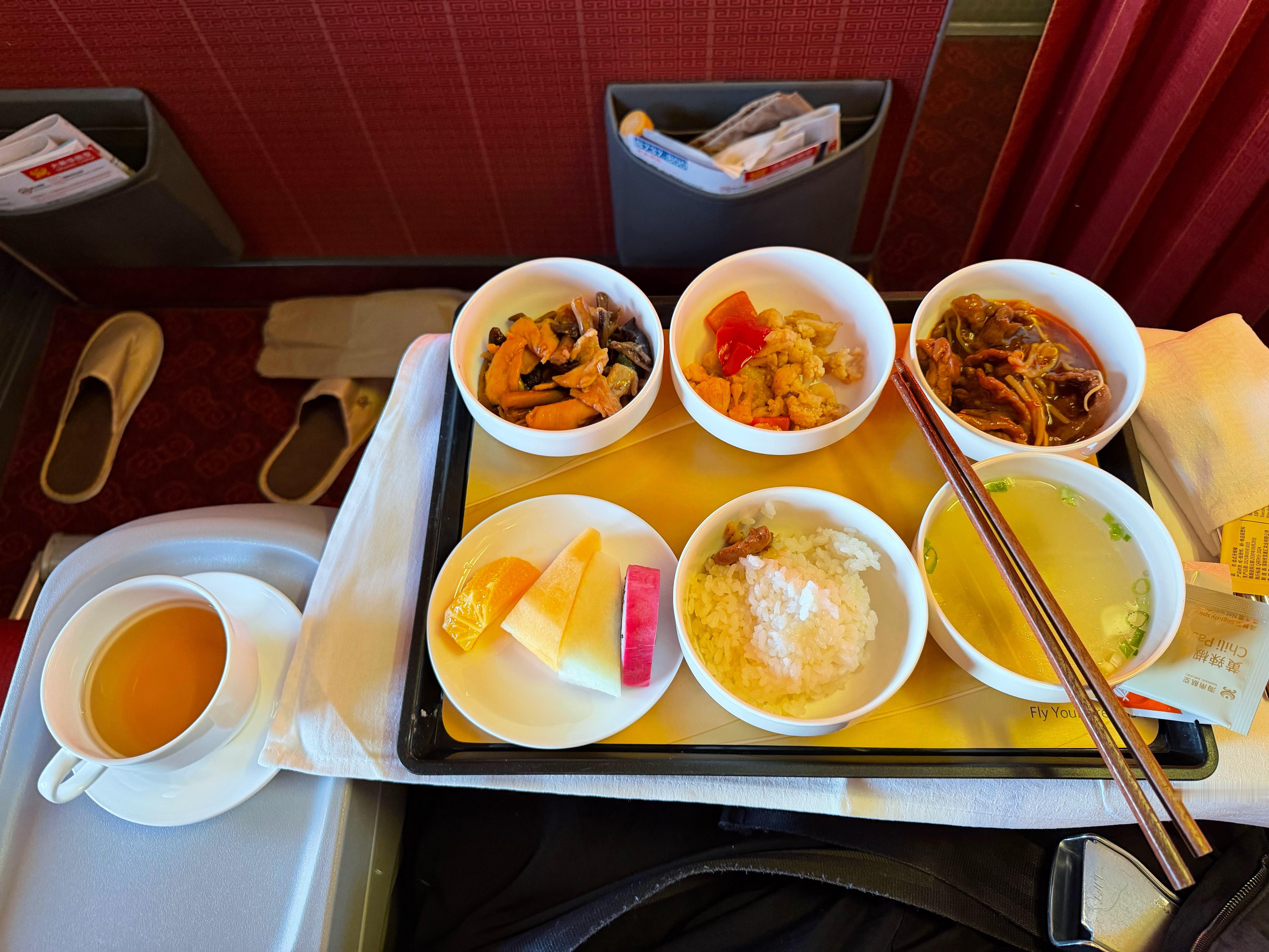 大新华航空哪怕是财政不佳的海南航空的旗下子公司但它的餐食依然吊打东航东航怎么回事