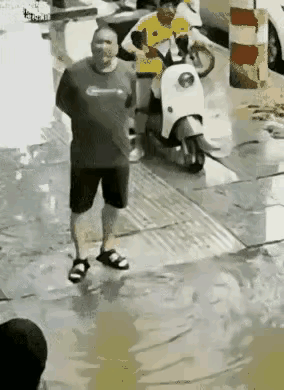还是大哥跑得快，外卖小哥就没那么幸运了，大家一定要远离陌生水坑[作揖][作揖][