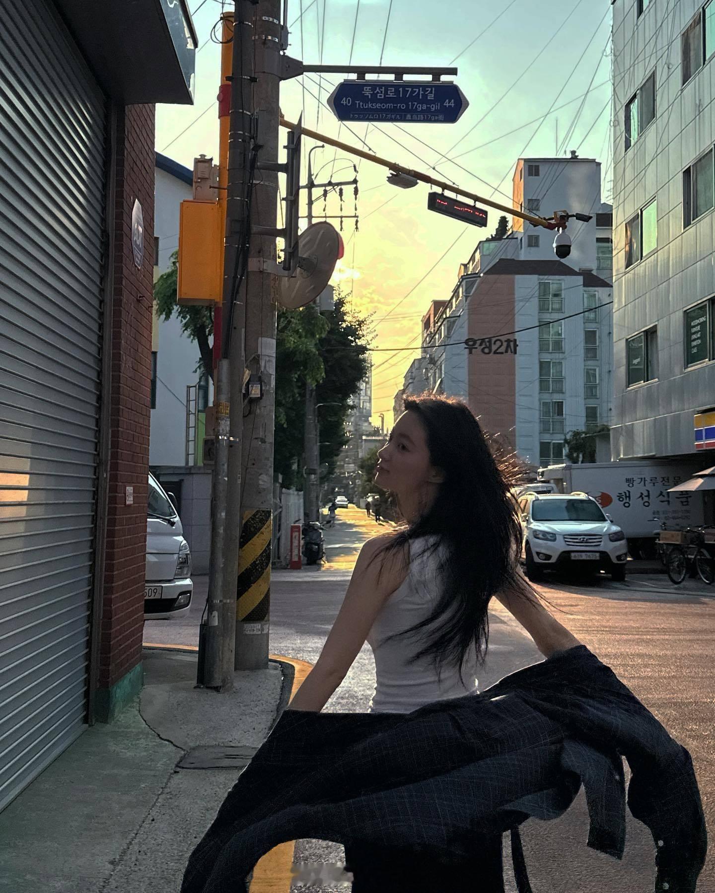 酷酷的成智英日常穿搭 ​​​