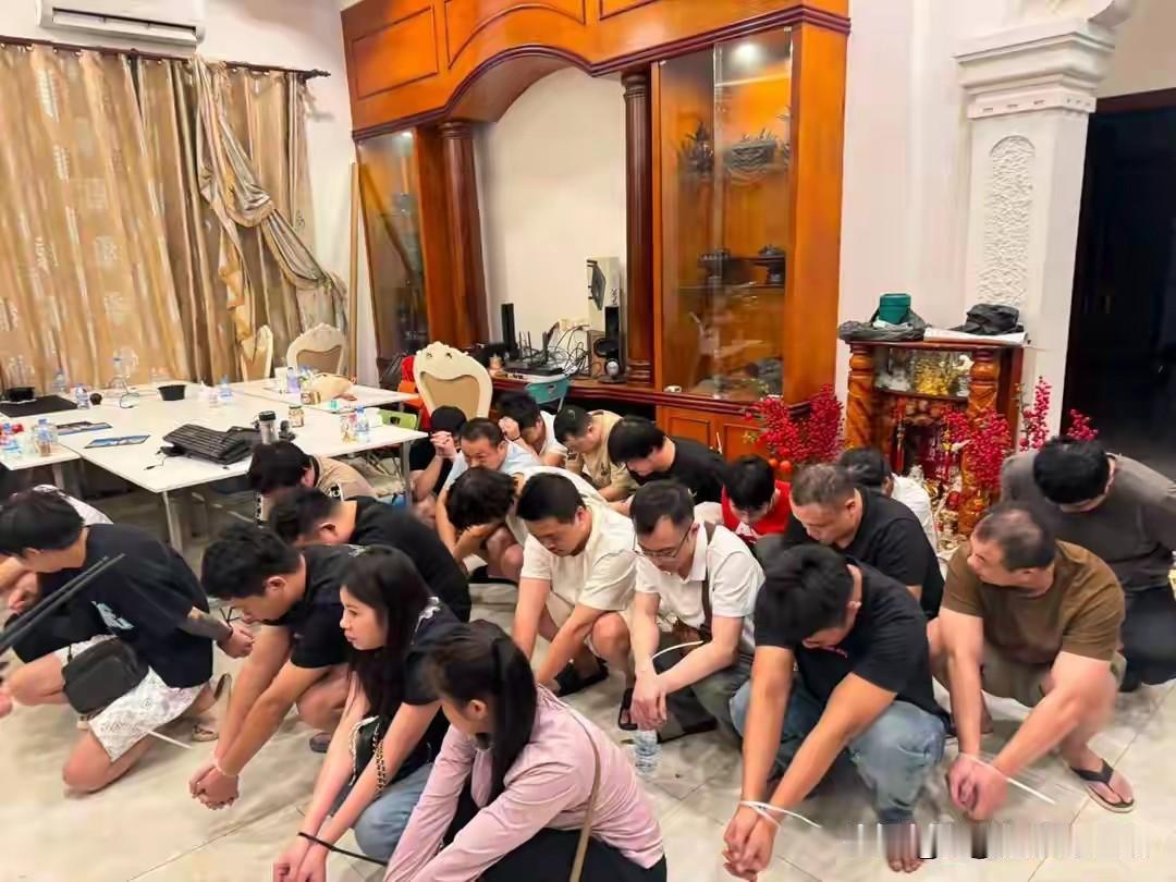 柬埔寨抓获中缅25名电信分子！

这伙人是在柬埔寨西港地区，抓获的网络公司人员。