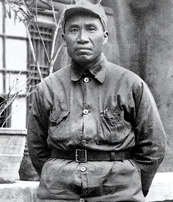 1929年，朱德和妻子在吃饭。突然，敌军踹门而入：“抓住朱德！”妻子灵机一动，抓