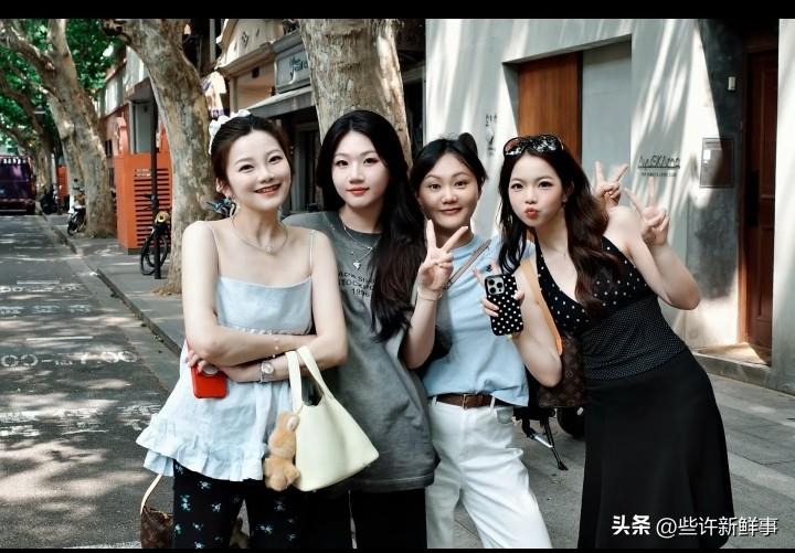 听说一眼就能看出谁已婚且当妈！
图中4位女生，仅有一位是孩子妈。
图中位置1️⃣