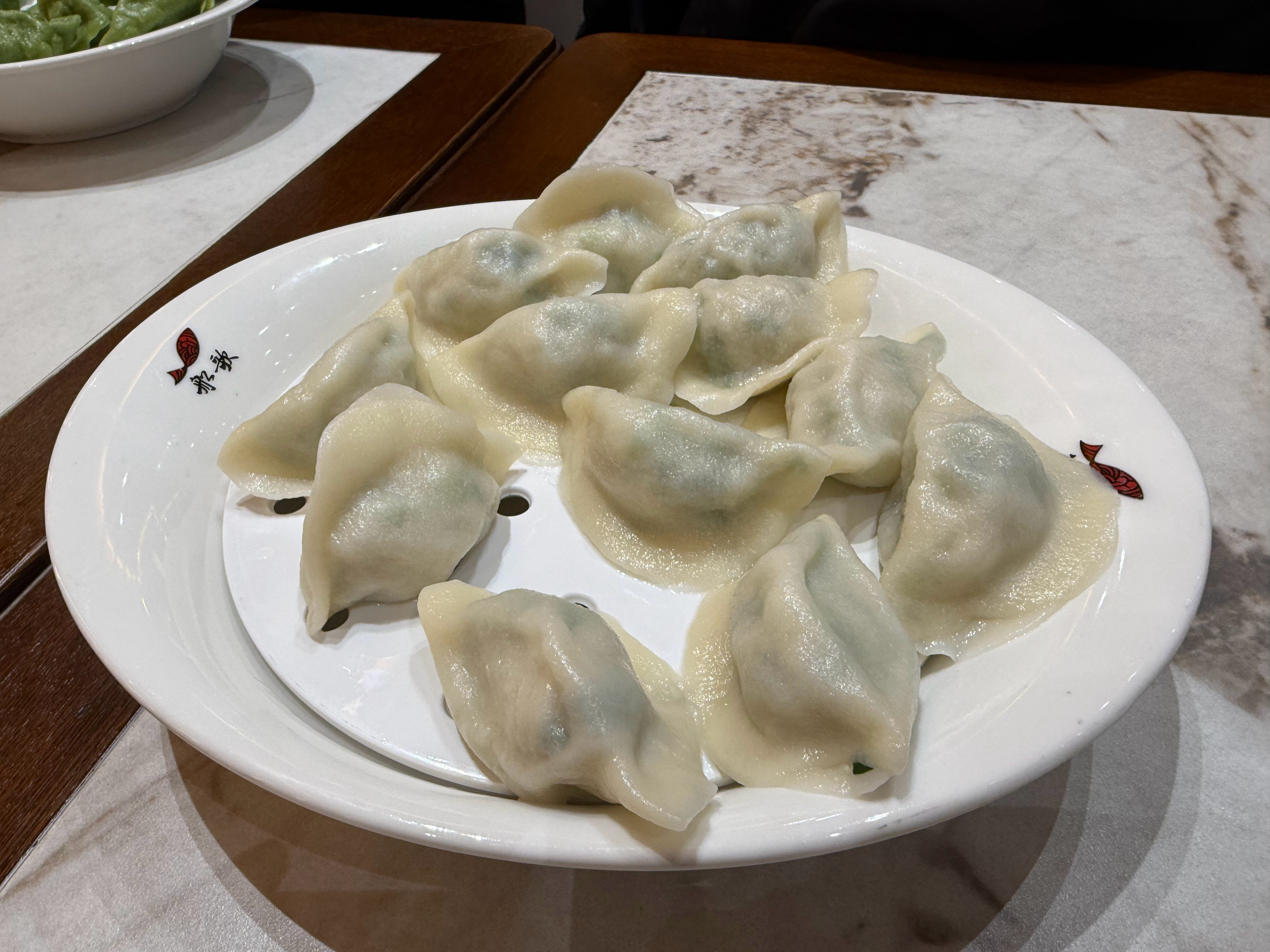 下雪天吃个饺子，喝碗饺子汤，好家伙，那叫一个美呀PS： 我们的服务业真是卷呐，在