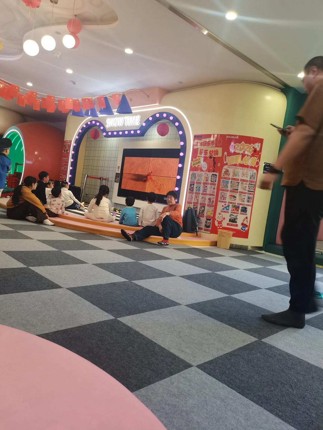 大年初六，
熊先生儿童乐园，
这里也是孩子多的，
差不多1千多人了吧。
家长都是