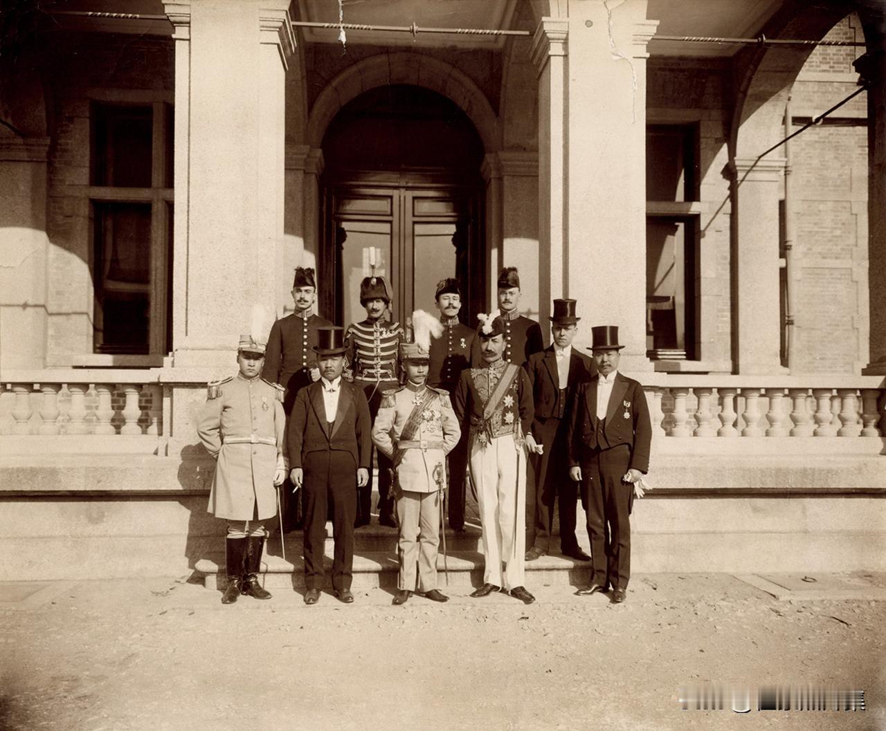 1913年，比利时向中华民国递交国书期间的合影，前排左三为荫昌，时任中华民国北洋