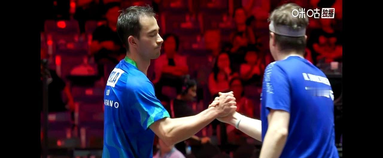 波尔刚站上发球线，一分没挣，先丢一分。
裁判的手势斩钉截铁：抛球违例，失分！
没