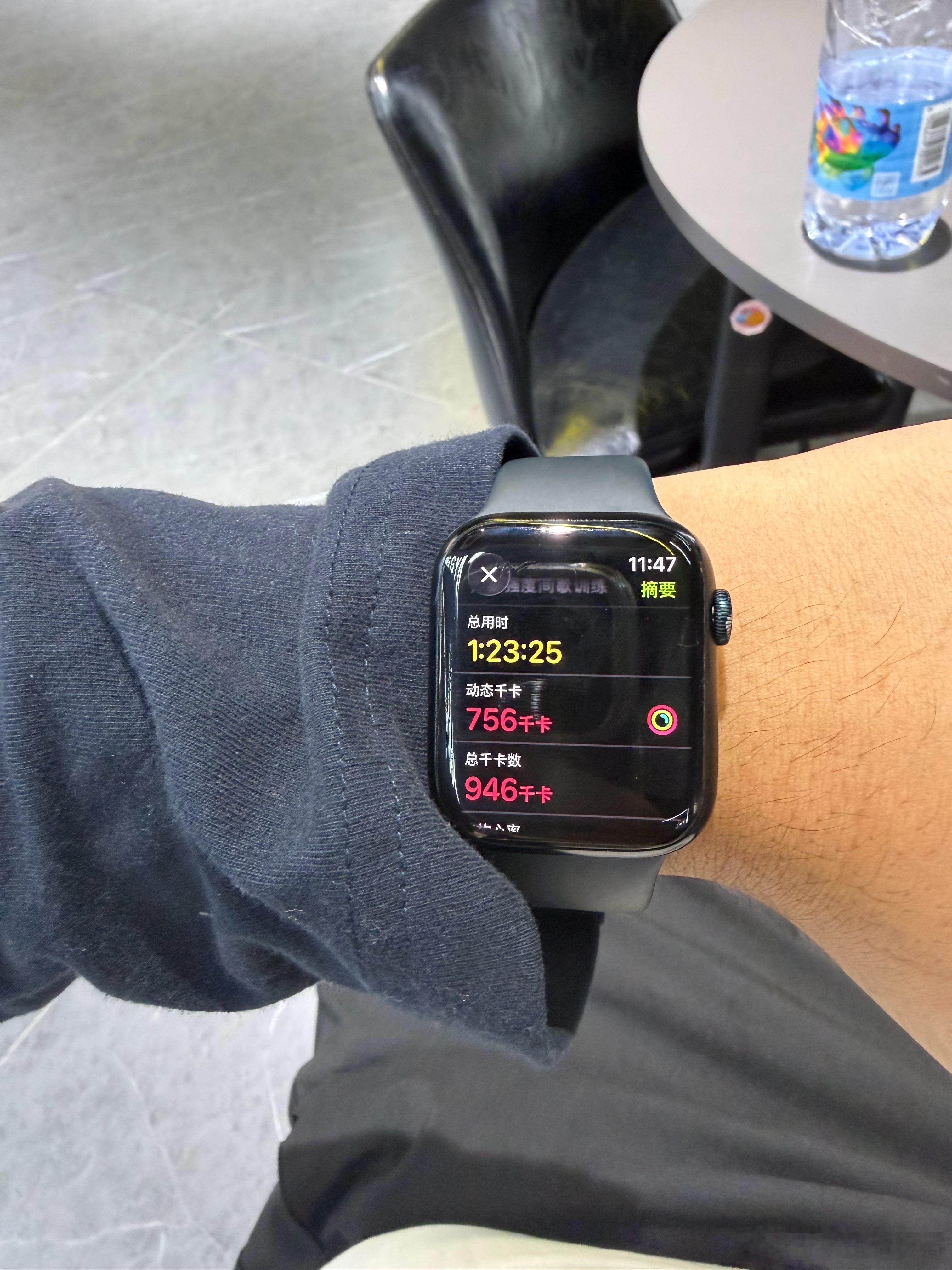 我发现啤酒充碳很有用，（适量）今天嘎嘎有劲儿，就那进口的100多公斤的杠铃杆旁边