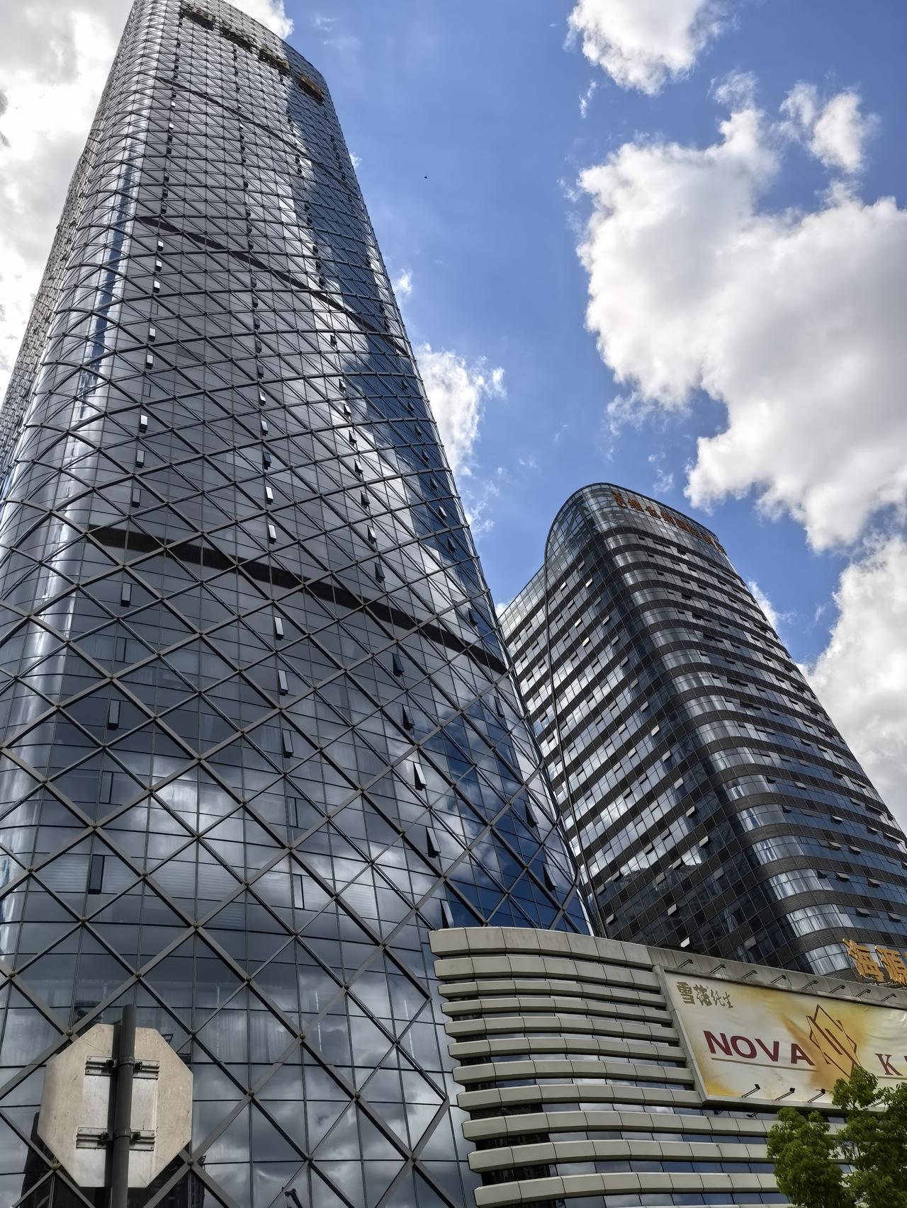 海源路上的海源财富中心，项目2014年动工建设，2017年完工面市。由云南金泽房