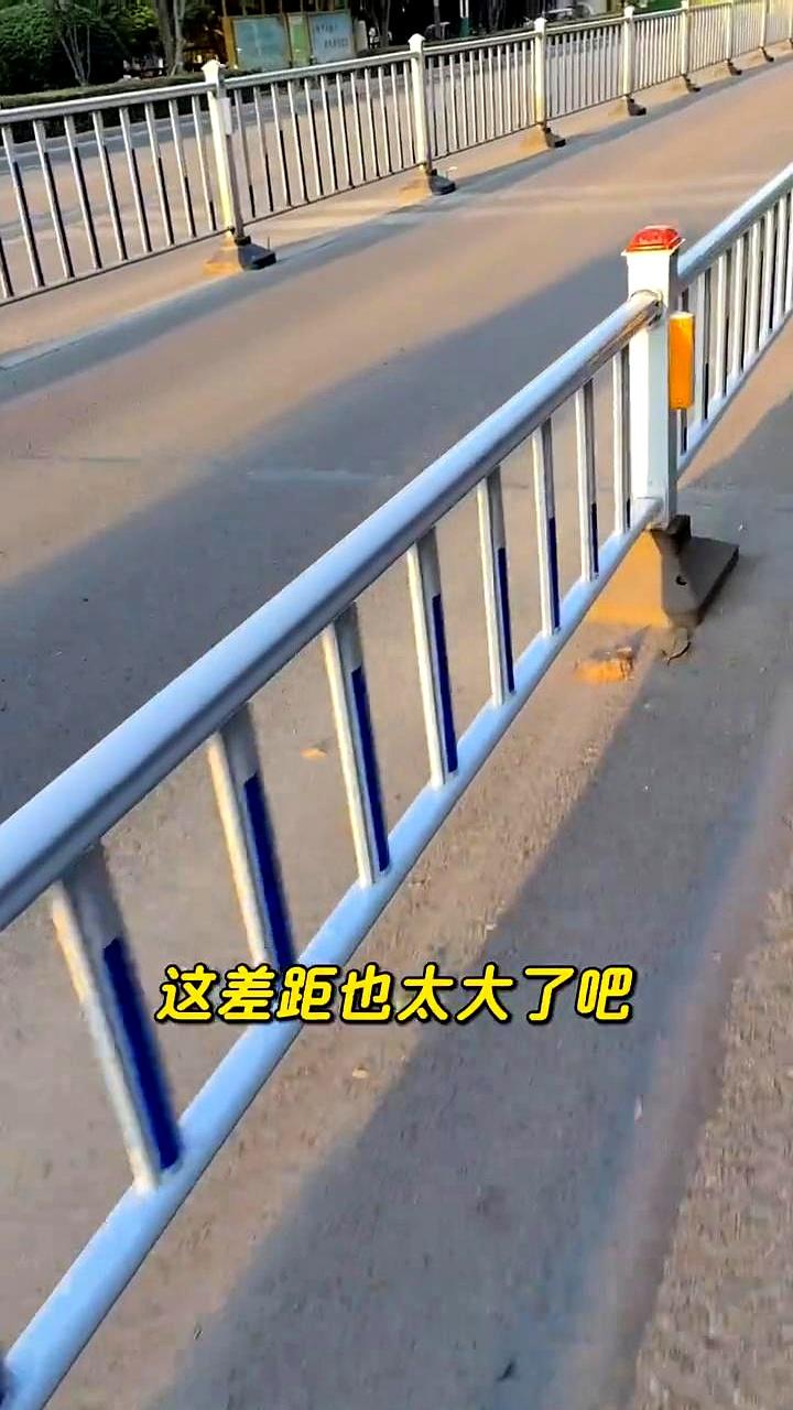 你说同样是护栏，差距咋就这么大呢？
你看胖东来入口那护栏，边角都磨得圆润，摸着都