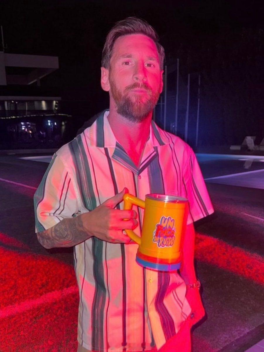 “喜欢喝什么？我喜欢喝葡萄酒。如果不行，那就来点儿…葡萄酒加雪碧，速战速决。”—