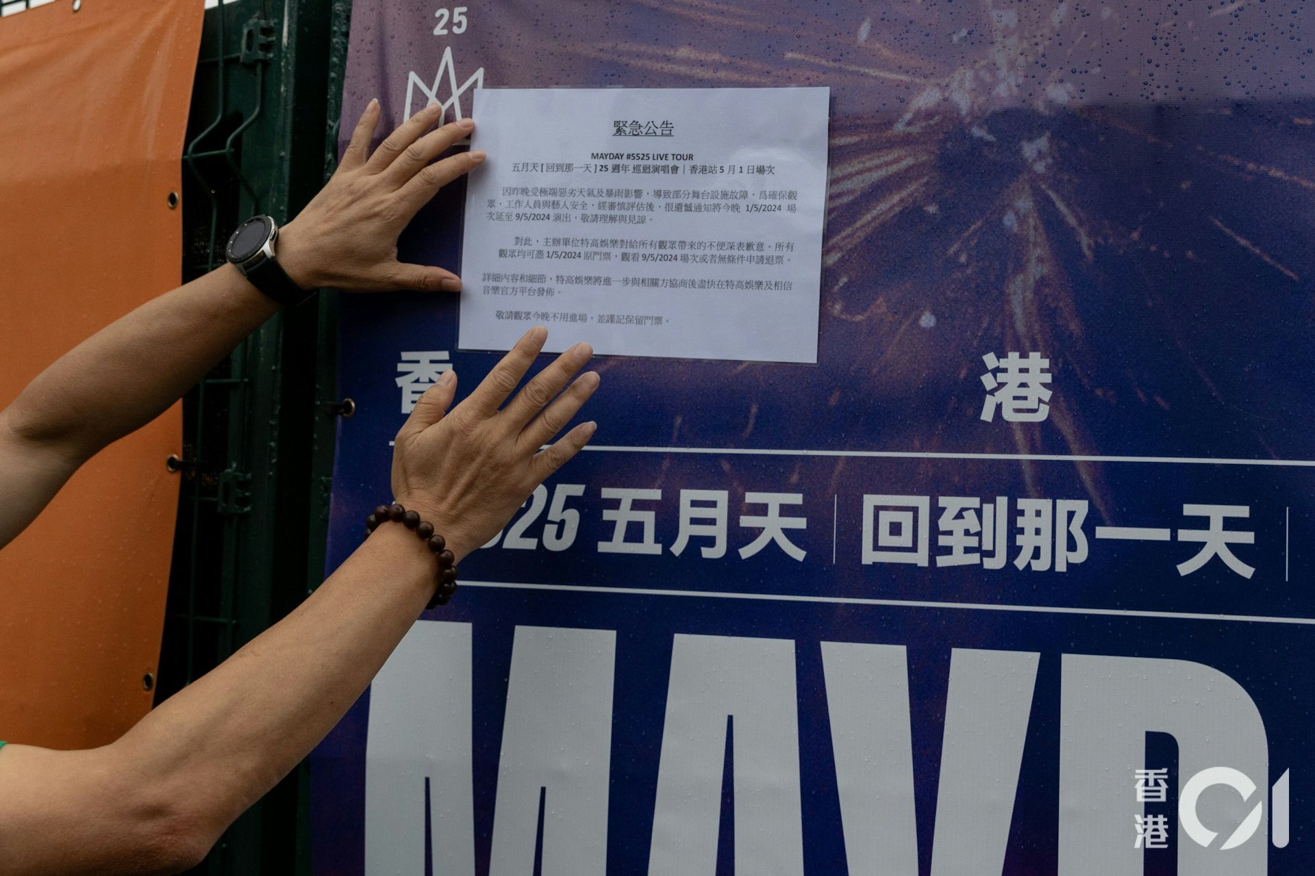 荧光棒不是一次性的？还能出租？荧光棒都买不起，没钱追什么星？感觉粉丝追星跟宗教差