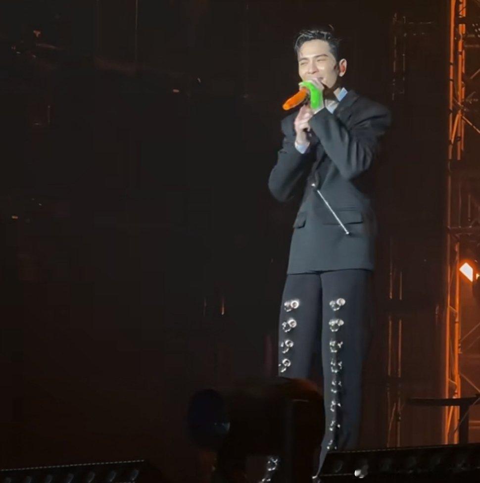 萧敬腾拿着胡萝卜在唱歌？ ​​​