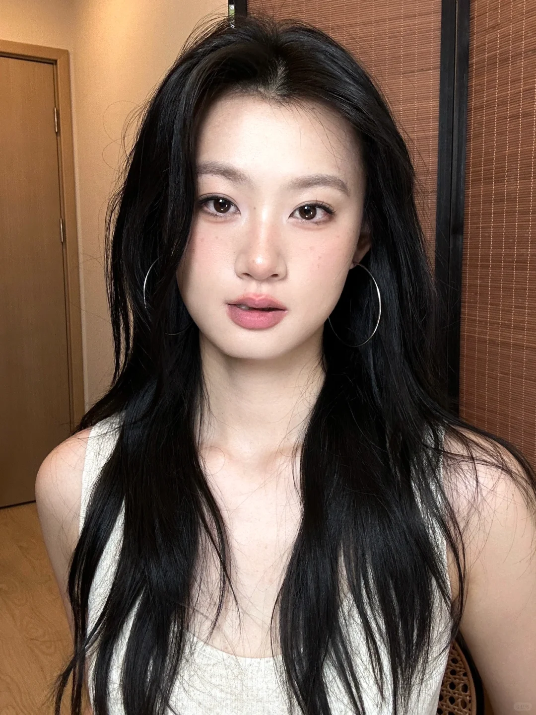 淡妆配卷发