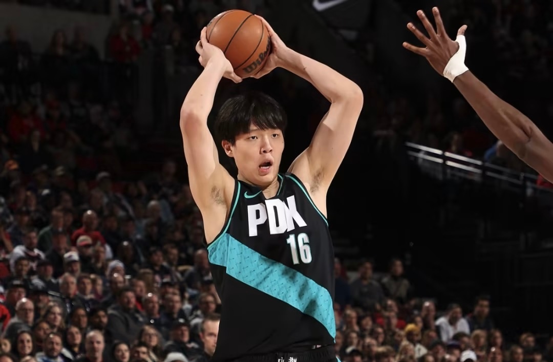 看来小杨在发展联盟表现不错，第二节出场战太阳本场贡献了 7投4中、三分2投0中、