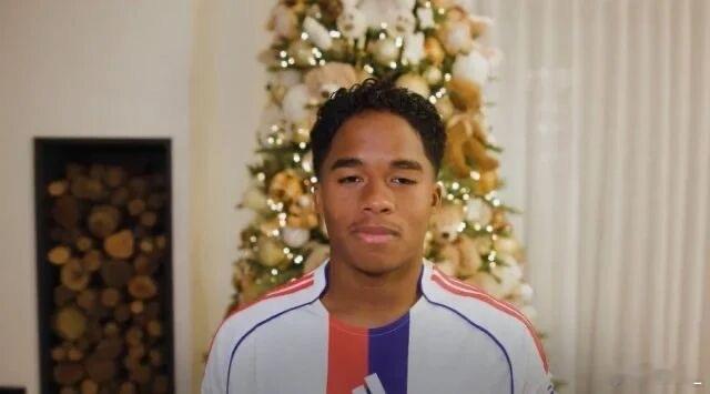 官方：19岁皇马前锋恩德里克租借加盟里昂▼法甲里昂俱乐部官方宣布，皇马的19岁巴