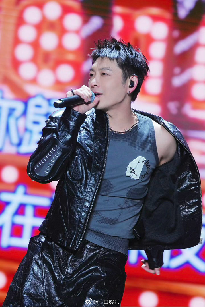 老舅直播回应网友不懂音乐梗 网友问他懂音乐吗，他特别认真地回答“我觉得我一般”“