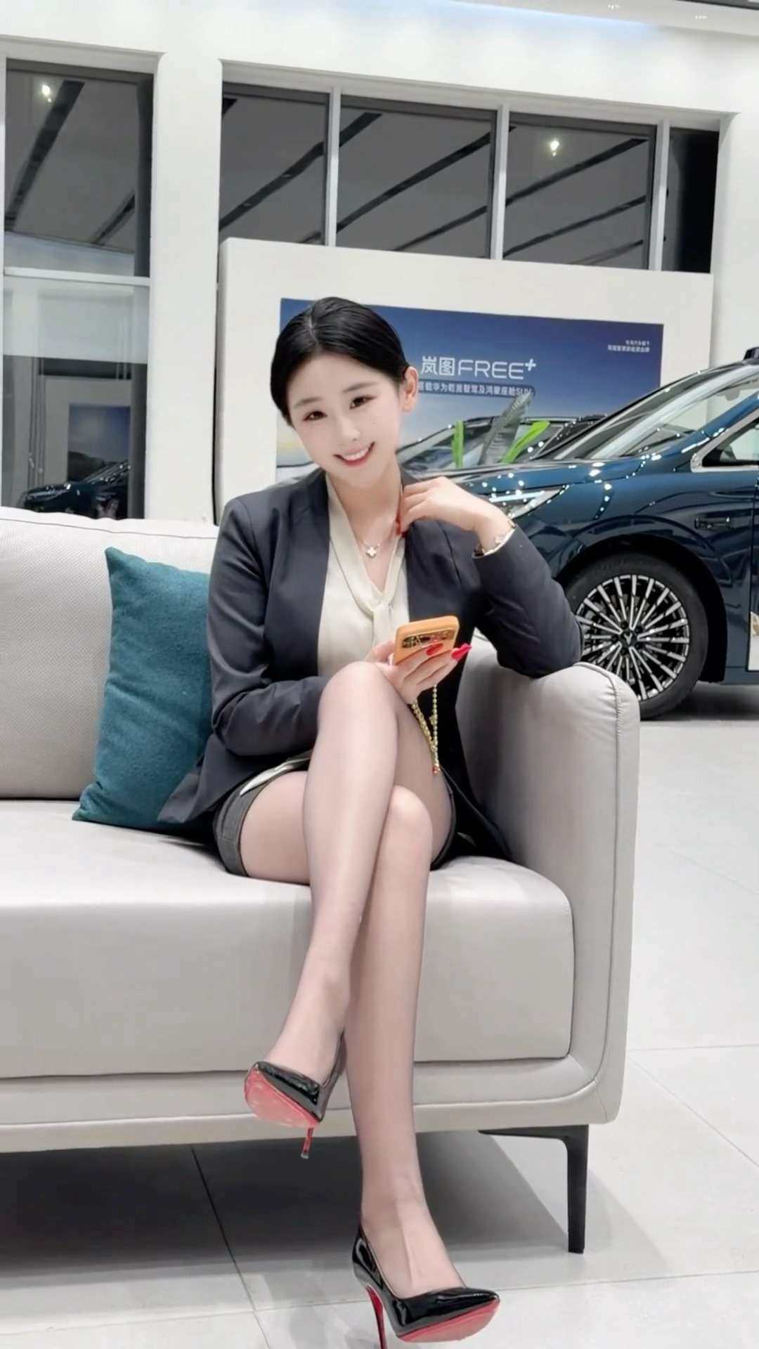 汽车销售的职业笑容 