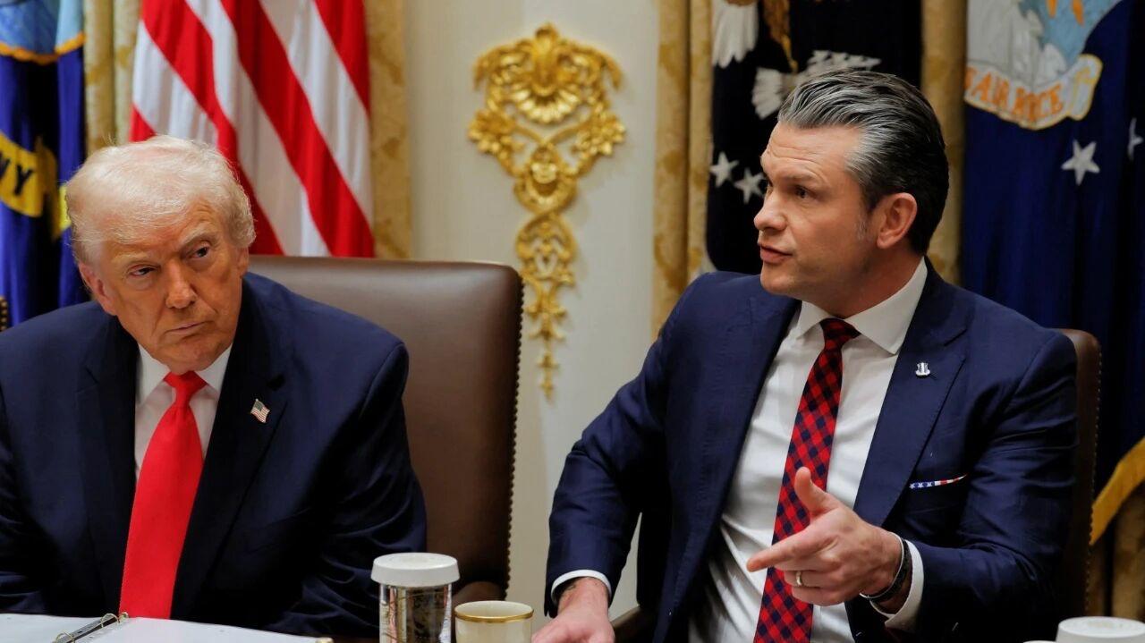 赫格塞思要求海军上将阿尔文·霍尔西卸任。据《华尔街日报》引用多名五角大楼官员说，