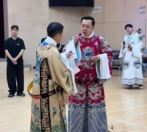 德云社退社搭档李菁何云伟同框开涮德云社，当年全身而退的他，咋突然变了风向？和带艺