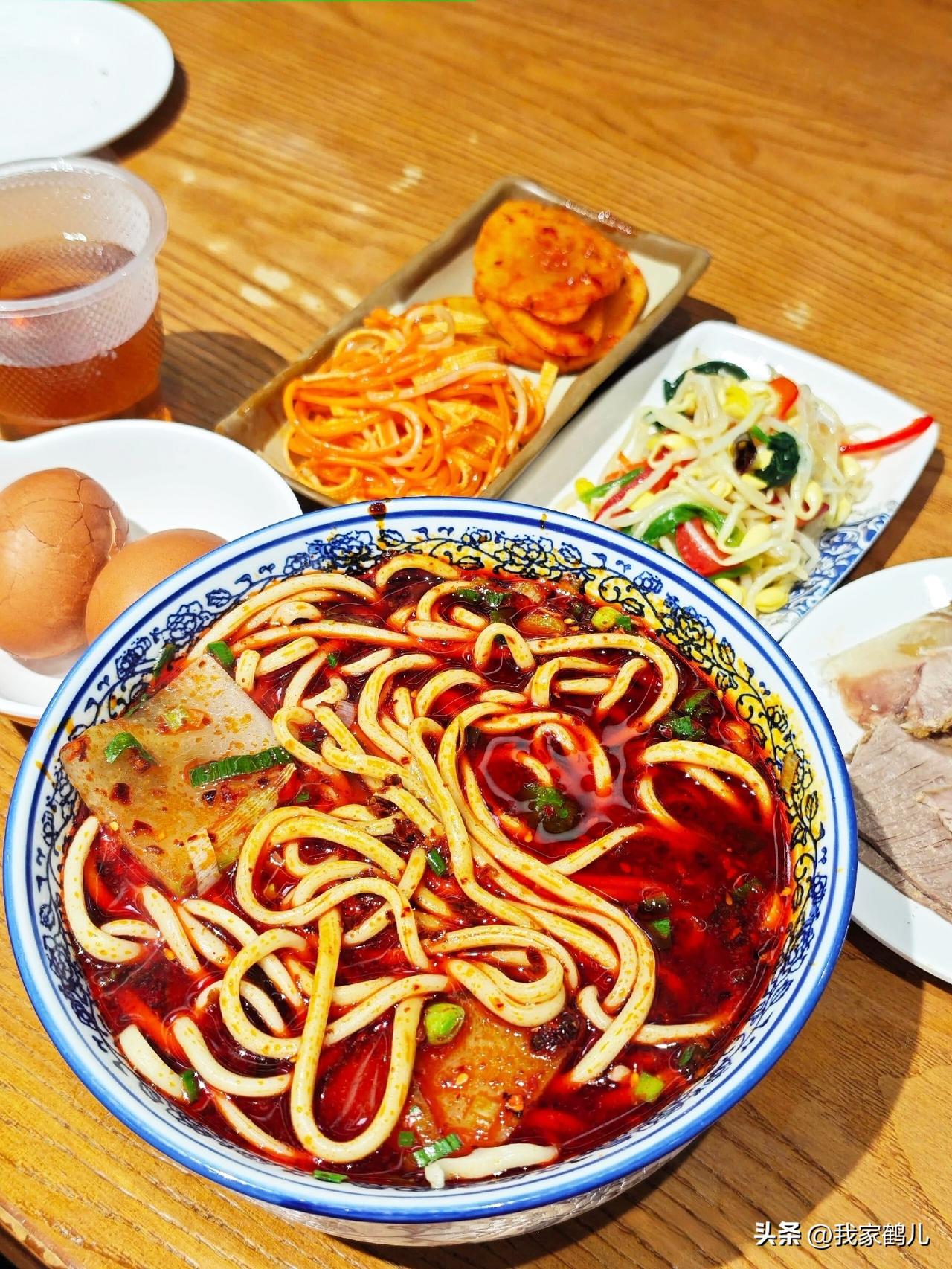 不知从什么…
时候开始，喜欢上了牛大
黄河水，还有简单自由~
深夜的一碗牛大
面