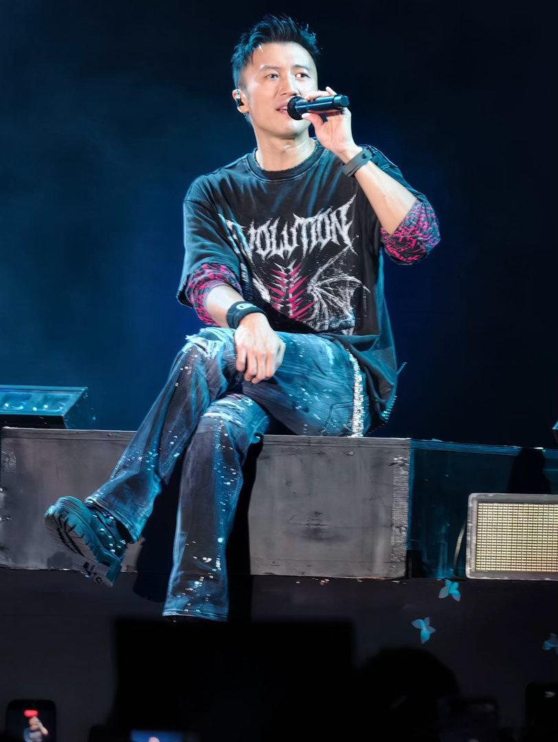 谢霆锋把月亮搬来了演唱会谢霆锋是浪漫天才来的谢霆锋直接在重庆演唱会现场开启 “登