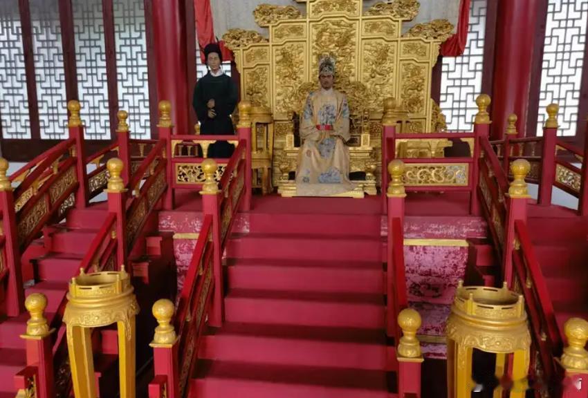 明末永历帝朱由榔是有正常塑像的。在安龙博物馆，地址是贵州省黔西南布依族苗族自治州