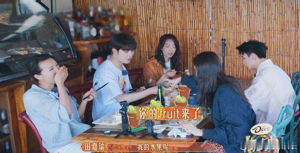 金晨吃饭光盘、上床秒睡，难怪皮肤像剥壳鸡蛋那么好能吃能睡是人生一个很重要的技能。