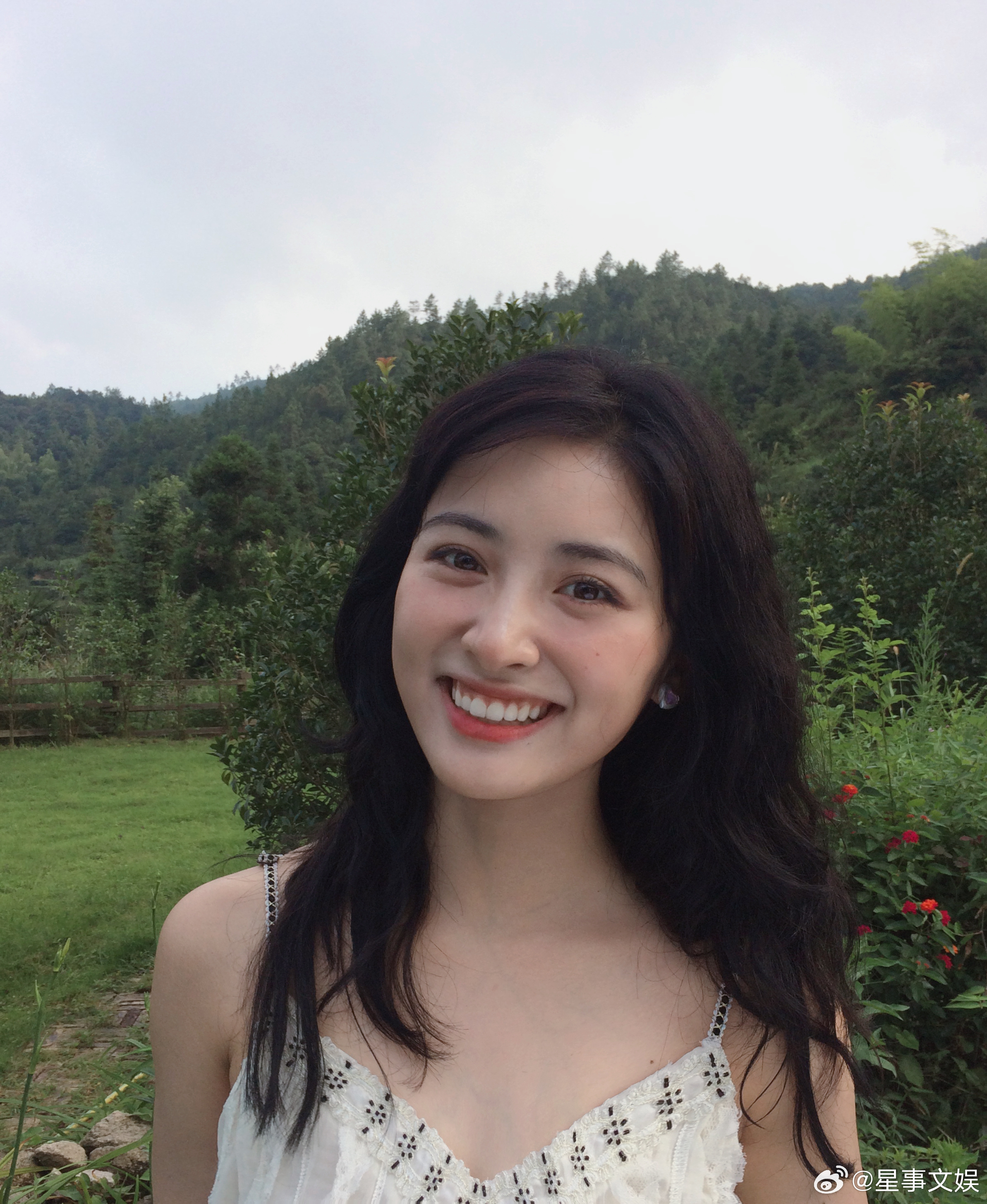 #沈月克莱因蓝穿搭##沈月七月plog穿搭#克莱因蓝下的沈月，与小猫小狗的合照，
