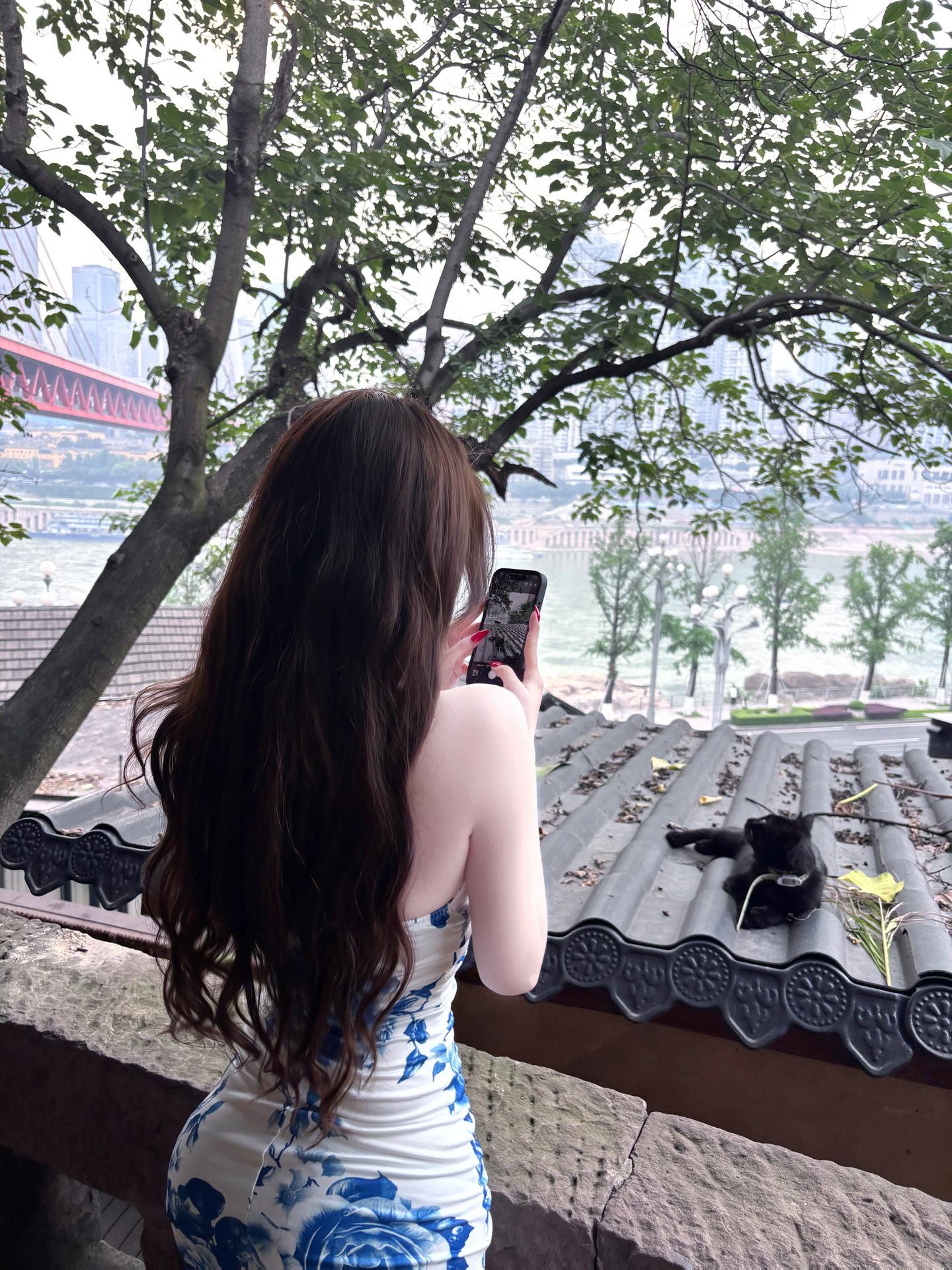 有人故意靠后拍你可爱模样 有人故意靠后回另一个女孩的消息