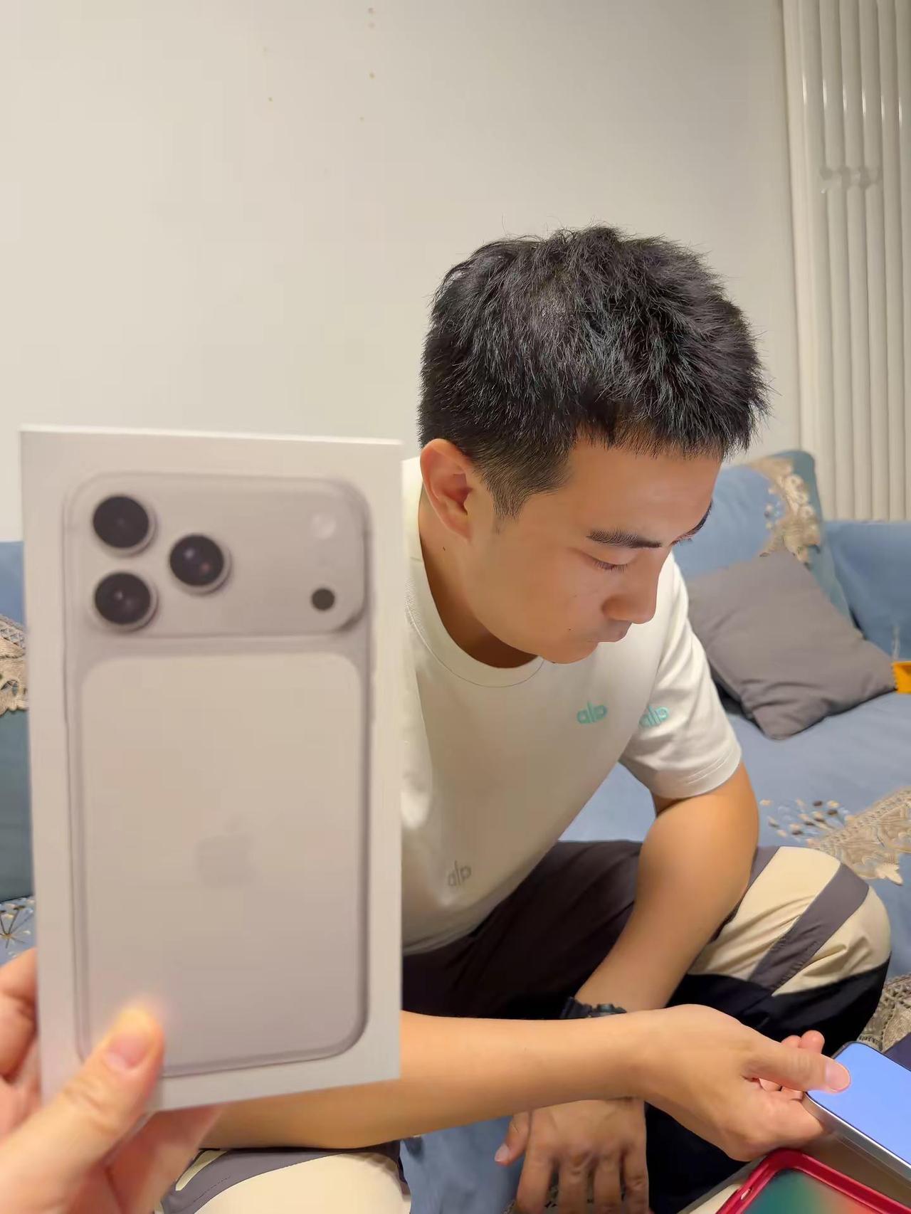 接下来一个月我将不再顶嘴 🤫什么都是假的 只有老公给我买的白色iPhone17