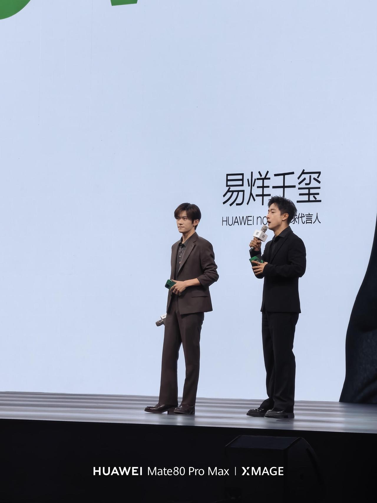 易烊千玺全面发展，千玺开心了，亭亭玉立的站在那里，代言华为，莫大的荣誉和实力，不