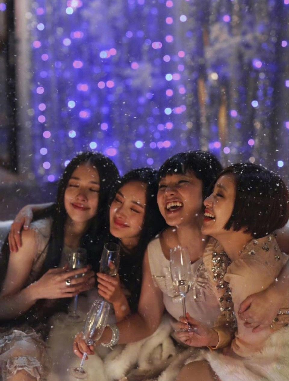 杨幂郭采洁郭碧婷谢依霖给郭敬明打视频，时代姐妹花又重聚同框啦！16日凌晨，郭敬明