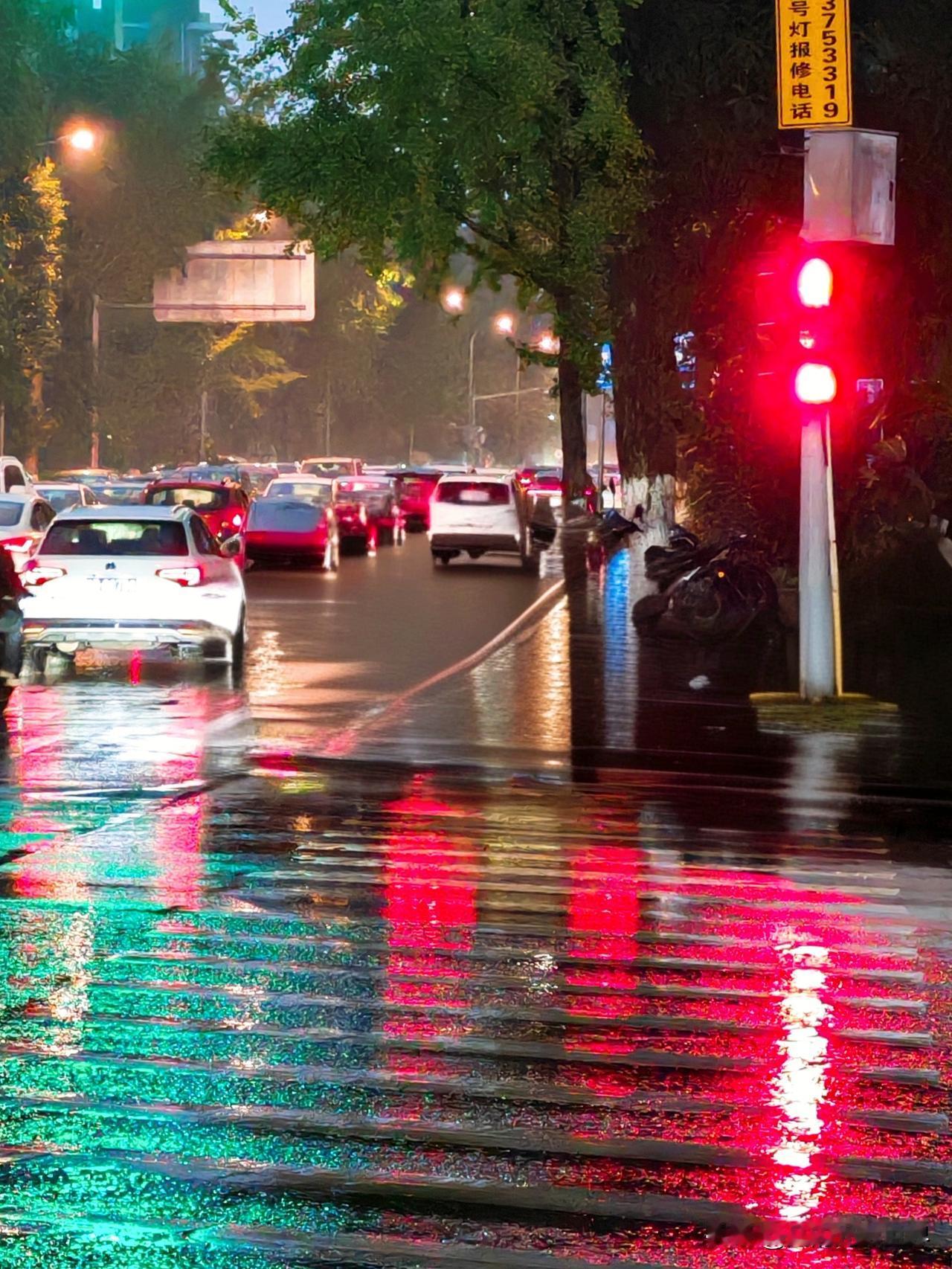 下雨了降温了，重庆这雨一落，温度直线下降，冷意直透心底。眼下，强冷空气正蓄势南下