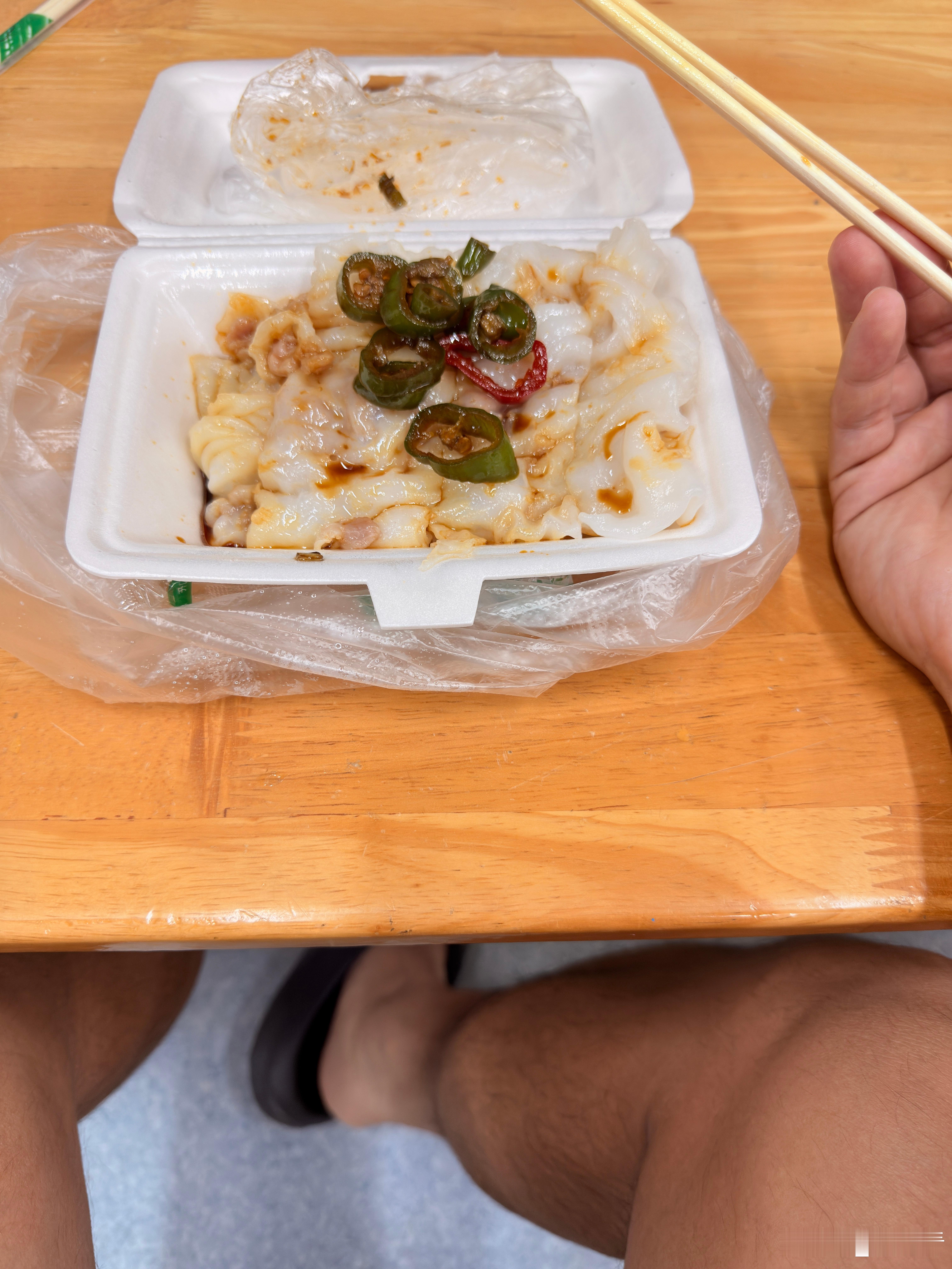 又是吃肠粉噢！[嘻嘻][嘻嘻]今天终于抢到辣椒圈酱油啦[哈哈]！超爱肠粉，我可以