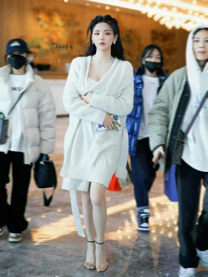 杨超越这鞋子穿了跟没穿有什么区别。。