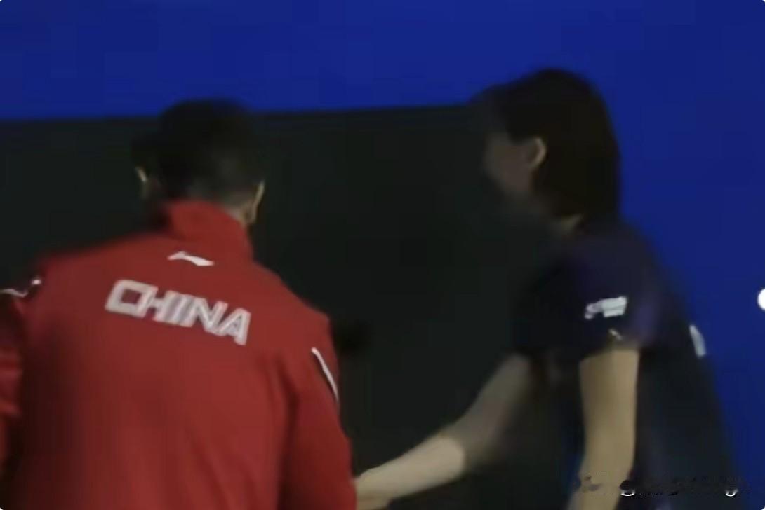 陈熠夺冠之后，场外教练李大成第一时间上前和她握手，向她送上祝贺，肯定这份来之不易