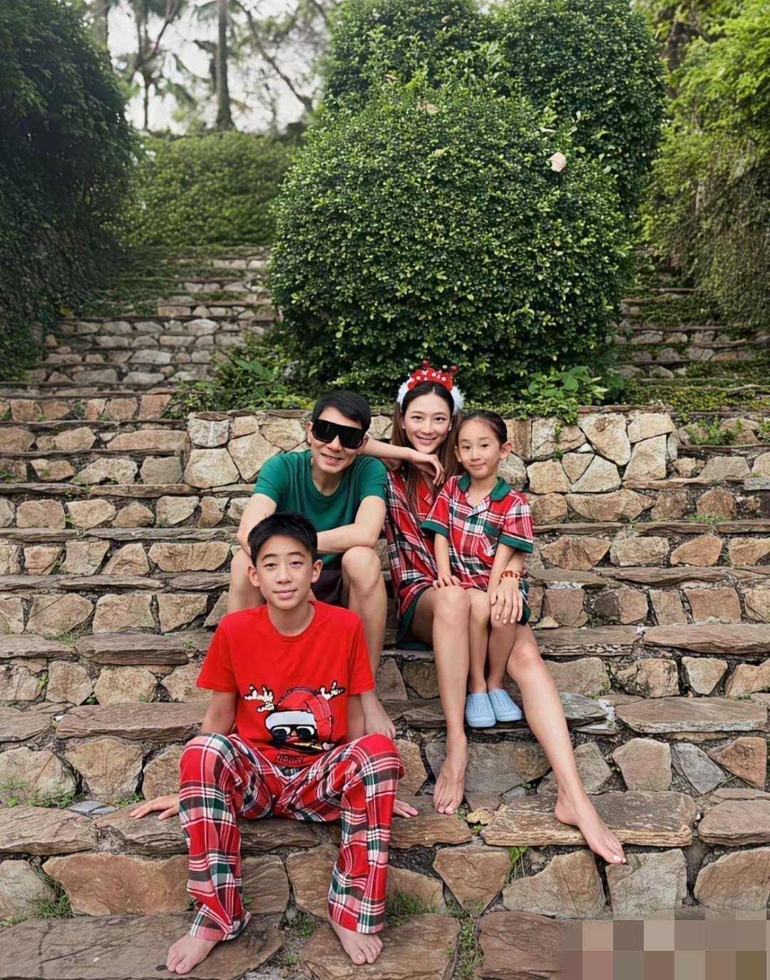陈小春陪着妻儿度假，一家四口穿着亲子装，画面温馨，两个儿子越长越像爸爸，爷儿仨太