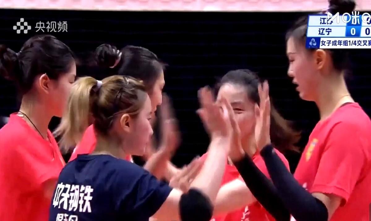 “7比1，辽宁还没反应过来，记分牌已经像坏掉的水表，哗啦翻页。”

昨晚的排超镜